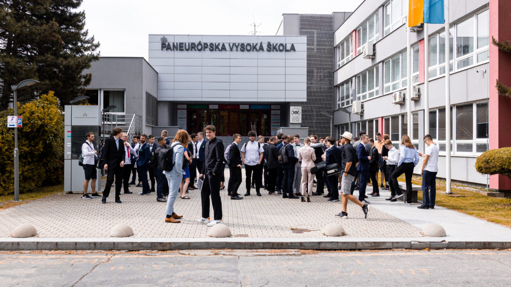Slávnostné vyradenie maturantov Paneurópska vysoká škola vchod