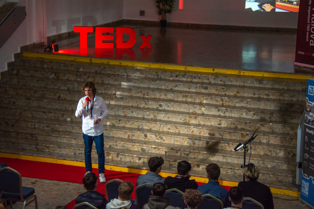 TEDx Hálova 2023 prezentujúci 2