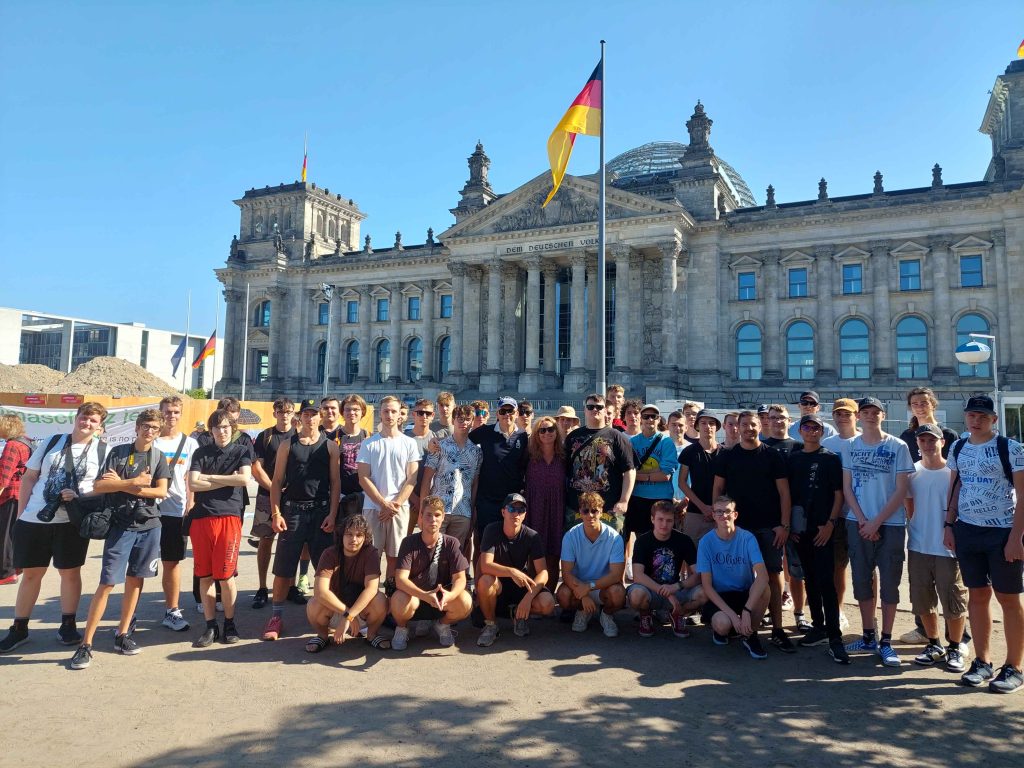Exkurzia Berlín spoločná fotografia pred budovou Ríšskeho snemu